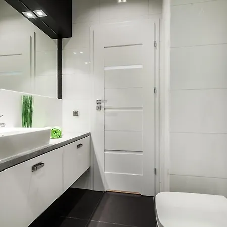 Black&white Free Parking アパート