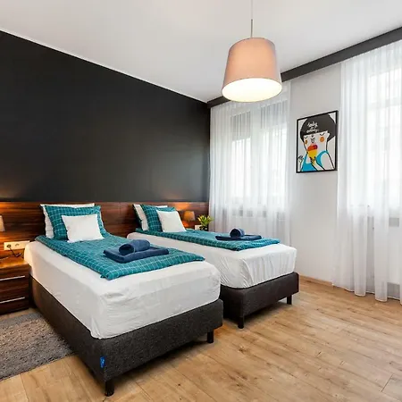 Black&white Free Parking アパート